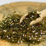 Mezcla de té verde Sencha con frutos secos, dulces y especias. Riquísimo té con aroma y sabor a cacao.