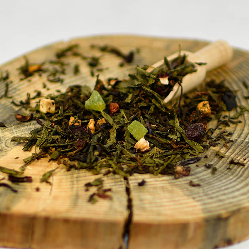 Disfruta cuidándote con esta mezcla de té rojo Pu Erh, té verde Sencha y frutas. Con propiedades diuréticas, quemagrasas y digestivas. Gran aporte energético.